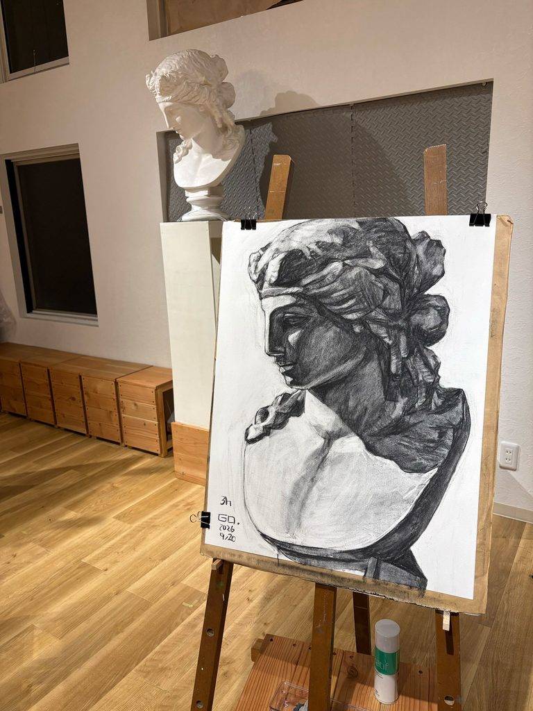石膏像をモデルに木炭で描いたデッサン作品